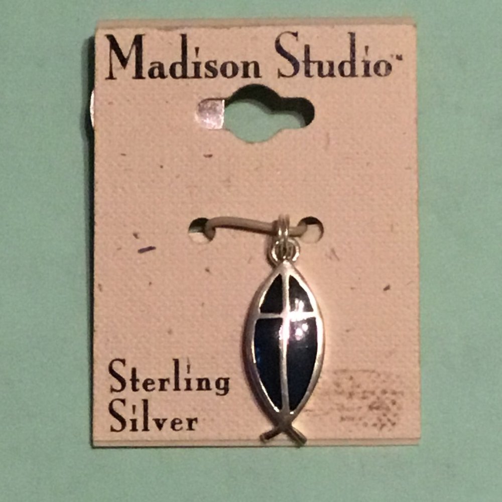 Vintage Madison Studios sterling silver fish pendant or charm - mint on card - Picture 4 of 4